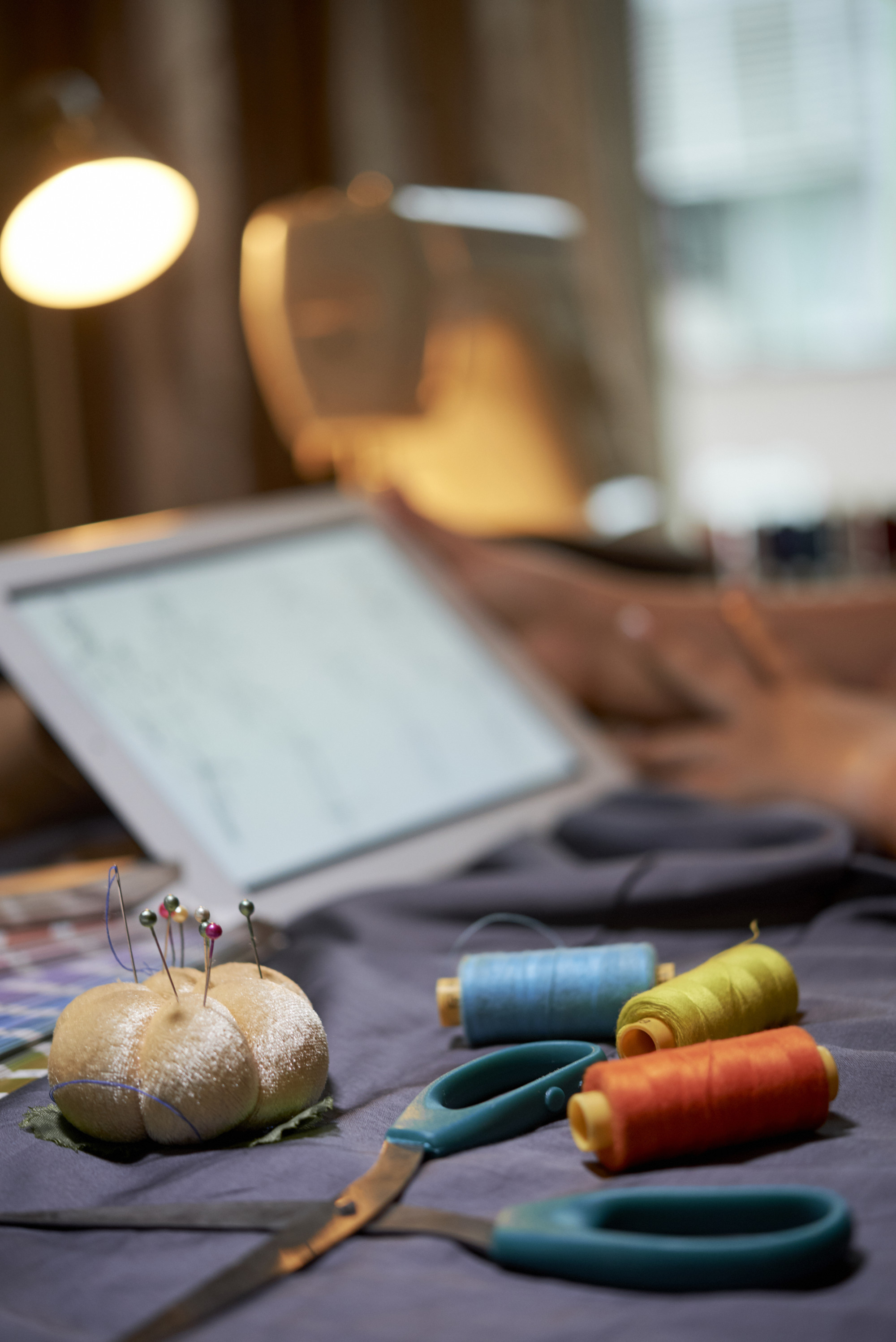 Studio con materiali per ricamo